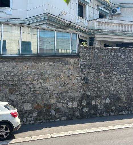 Na ovom mestu je curila voda i izlivala se na trotoar, sada je sve suvo