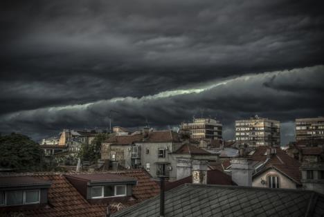 Olujno nevreme iznad grada.jpg