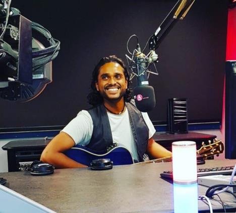 Sam Surijakumar, muzičar iz Londona koji je otkrio tumor na mozgu nakon epileptičnog napada