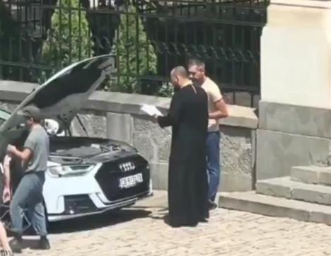 Sveštenik čita molitvu Audiju.jpg