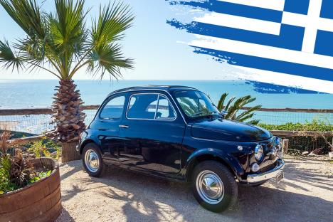 Fića parkiran pored palme na obali mora u Grčkoj