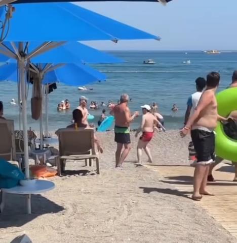 Tuča za ležaljke u prvom redu na plaži u Grčkoj
