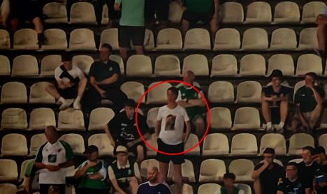 Navijač Hibernijana u majici sa likom Novaka Đokovića