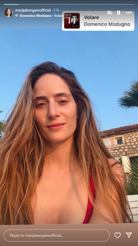 Glumica Marija Bergam u crvenom kupaćem kostimu na letovanju.jpg