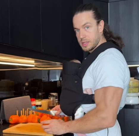 Nemanja Ristić sa bebom sprema ručak, dok je njegova supruga na bazenu