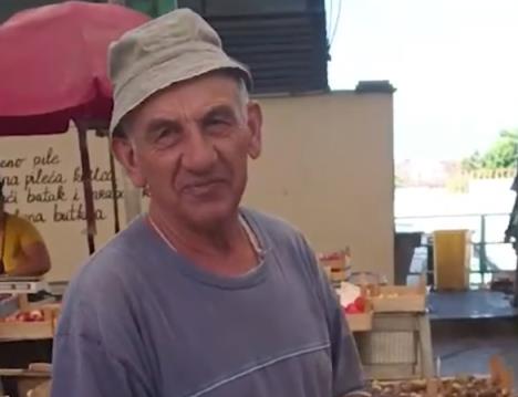 Prodavac voća na pijaci Zeleni venac
