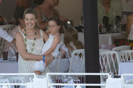 Marta Ortega sa ćerkom na letovanju