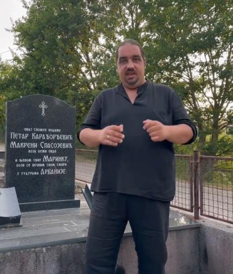 Zoran Matić pored spomenika Makreni Spasojević i njenom sinu Marinku