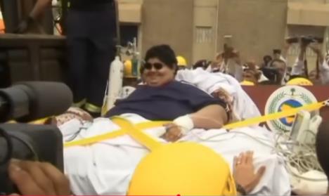 Kalida Bina Mohsena Šarija prevoze nosilima do bolnice.jpg