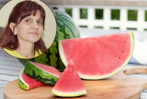 dr Jelena Kasanin / lubenica isečena na trougliće i kriške na  na drvenoj dasci
