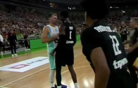 Luka Dončić i Isak Bonga u klinču