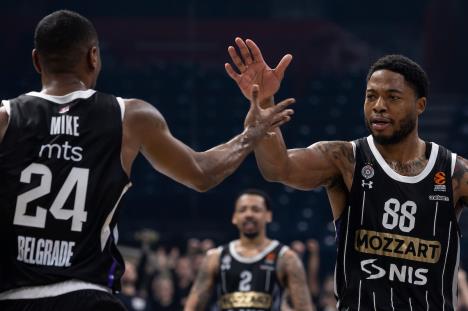 Ajzea Majk i Tajrik Džons