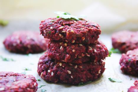 veganske pljeskavice od cvekle poređane jedna na drugu