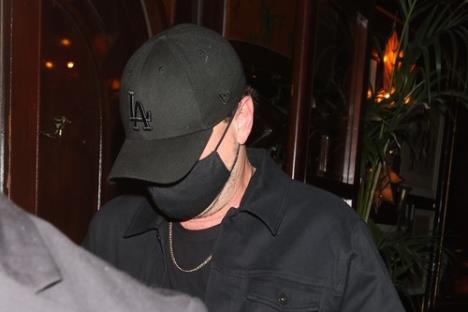 Leonardo Dikaprio s maskom na licu