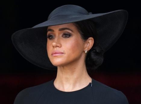 Megan Markl na sahrani kraljice Elizabete