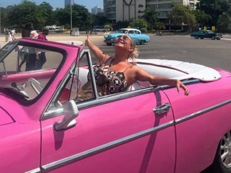 Dea Đurđević uživa u vožnji roze kabrioleta na Kubi