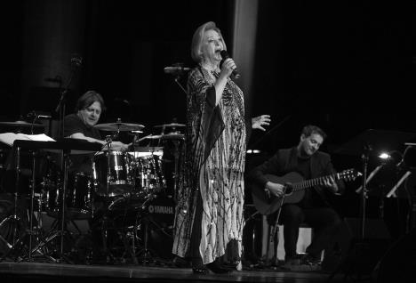 Gabi Novak na bini peva