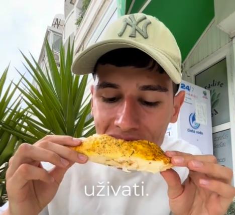 Tiktoker iz Srbije uživa u odmoru na crnogorskom primorju