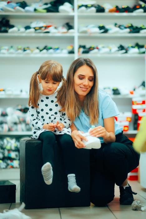 Majka ćerki kupuje patike