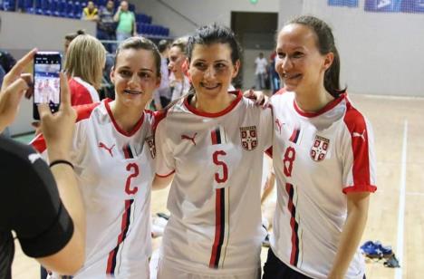 Marija Armuš (broj 5) sa saigračicama iz reprezentacije Srbije