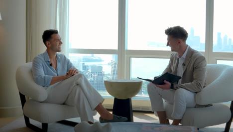 Marko Arsić sa autorom podcasta Empire State Balkan sedi u svom luksuznom stanu