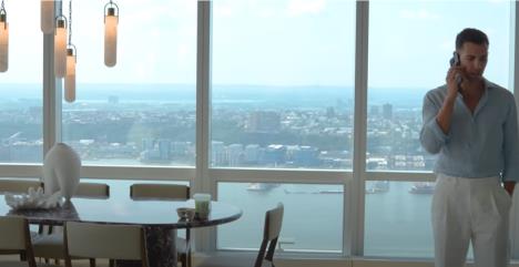 Marko Arsić stoji pored prozora svog luksuznog stana u Njujorku