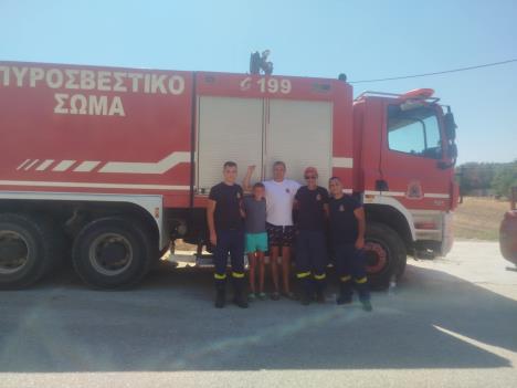Porodica Andrić pored vatrogasnog kamiona na Kefaloniji