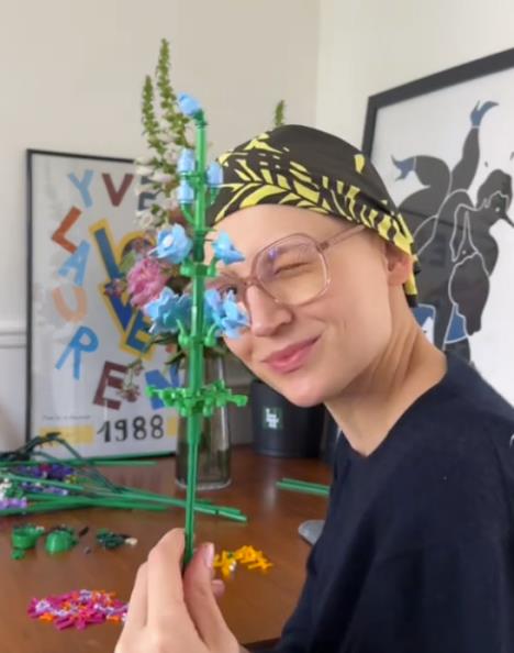 Marlen u bolnici ne gubi pozitivnost i pravi cveće o lego kocki