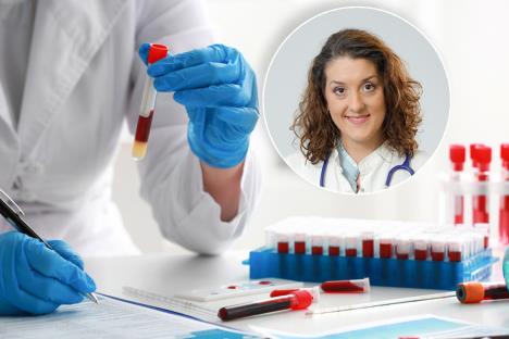 Dr Olga LIčina / Medicinski stručnjak u belom mantilu sa plavim higijenskim rukavicama drži u levoj ruci epruvetu uzorka krvi i zapisuje podatke na papir