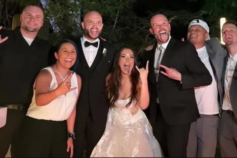 Mladenci na svadbi sa zvanicama.jpg