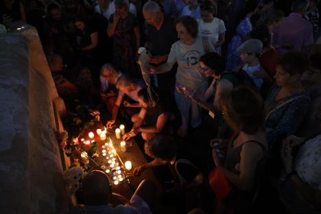 Okupljeni kod Terazijske česme upalili sveće u čast Dedićima