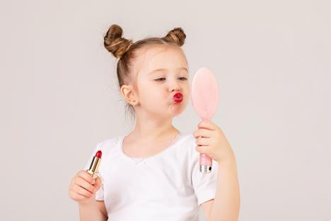 našminkana mala devojčica