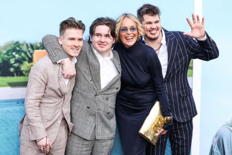 Šeron Stoun u društvu svoja tri sina – Roana (25), Lajarda (20) i Kvina (19).