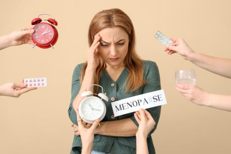 žena u menopauzi ima glavobolju i okružena je hormonskom terapijom kao opcijom