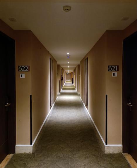 Hotelski hodnik sa brojevima soba, izostavljen broj 13 i 420