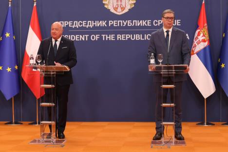 Aleksandar Vučić na sastanku sa saveznim kancelarom Republike Austije Kristijanom Stokerom Boba Nikolić.jpeg