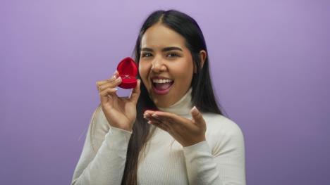 žena oduševljena zbog vereničkog prstena