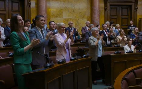 Glumci iz serije “The Librarians: The Next Chapter” u sceni iz Beograda