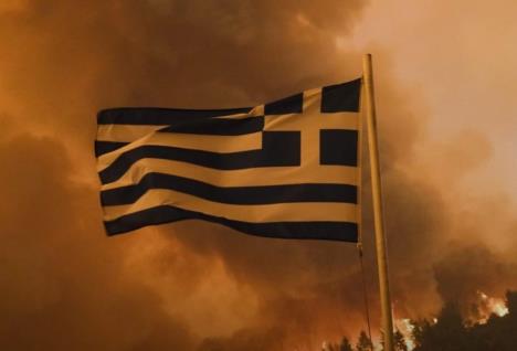 Zastava grčke u dimu koji je uzrokovan požarom