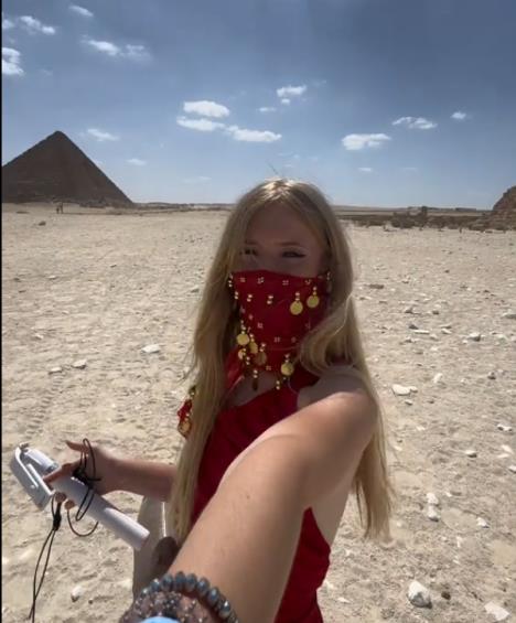 Anastasija Samardžić u Egiptu kod piramida