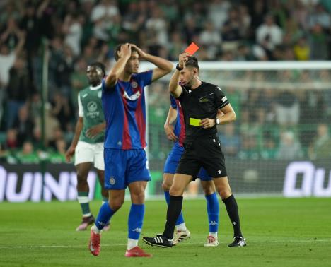 Nikola Simić dobija crveni karton protiv Hibernijana