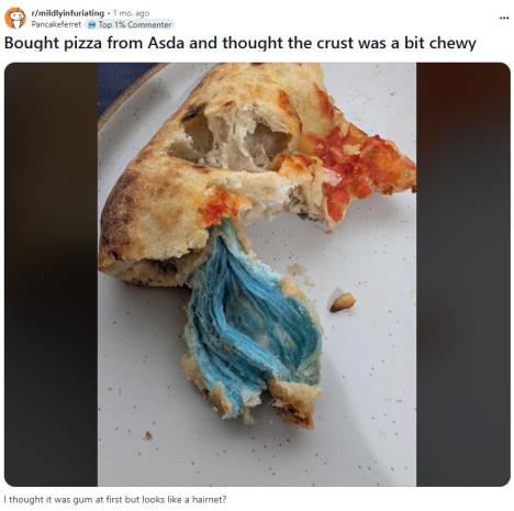 Parče pice sa komadom plave plastike unutra.jpg