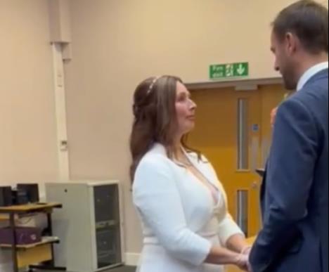 Mladoženja i mlada se smeju tokom venčanja