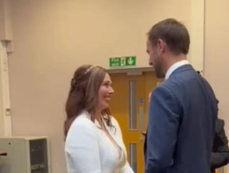 Mladoženja i mlada se smeju tokom venčanja nakon što je izgovorio pogrešno ime