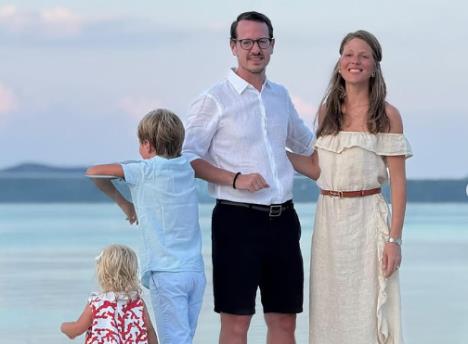 Princ Filip i princeza Danica Karađorđević sa decom u Grčkoj.jpg