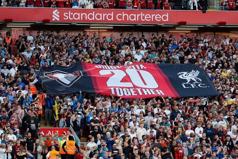 Diogo Žota transparent na Enfildu