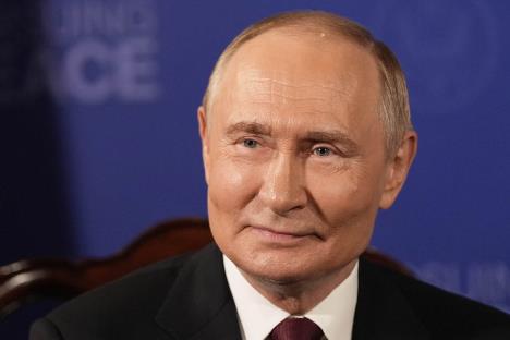 Vladimir Putin Donald Tramp 23 AP Julia Demaree Nikhinson.jpg
