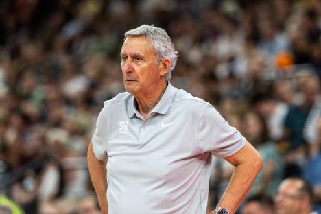 Svetislav Pešić na klupi košarkaške reprezentacije Srbije