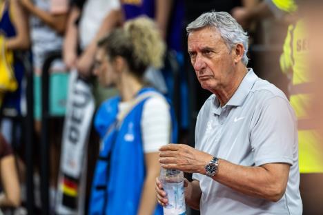 Svetislav Pešić na klupi košarkaške reprezentacije Srbije