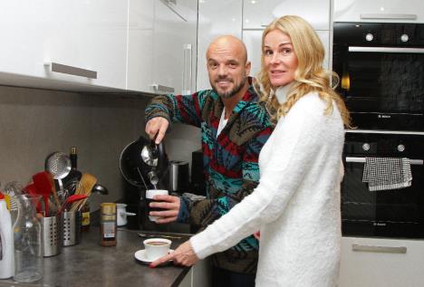 Boban Rajović sa suprugom sprema kafu